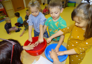 11 Dzieci sprawdzają miękkość wody w miskach